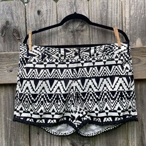 Jade Melody Tam Geometric Black and White Women's Shorts Size 10